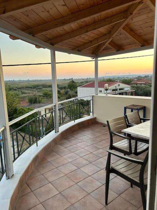 Ήσυχο Δυάρι Με Καταπληκτικό Αίθριο ! Appartement Pírgos Buitenkant foto